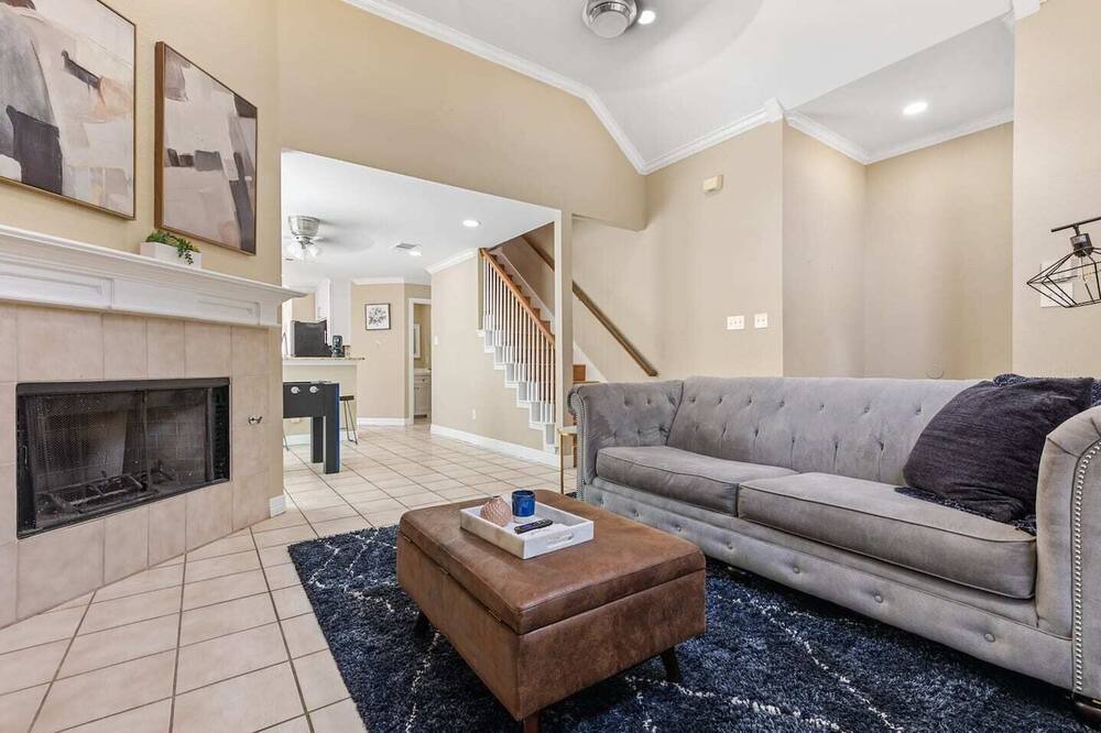 Photo of Livingroom in North Central Carrollton