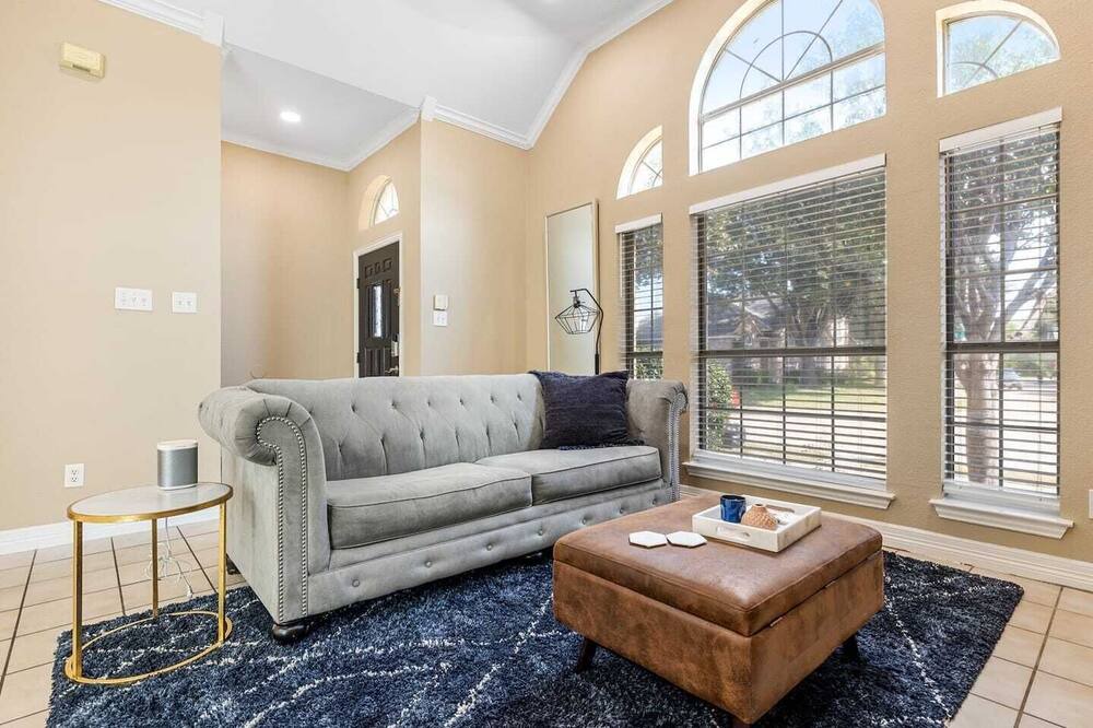 Photo of Livingroom in North Central Carrollton