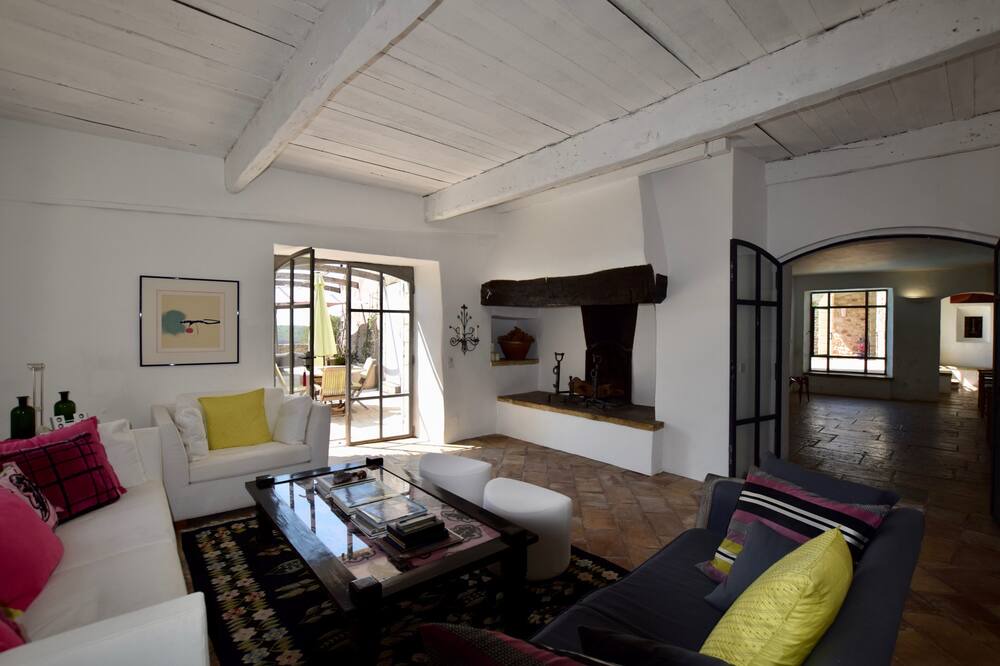 Photo of Livingroom in La Capelle-et-Masmolene