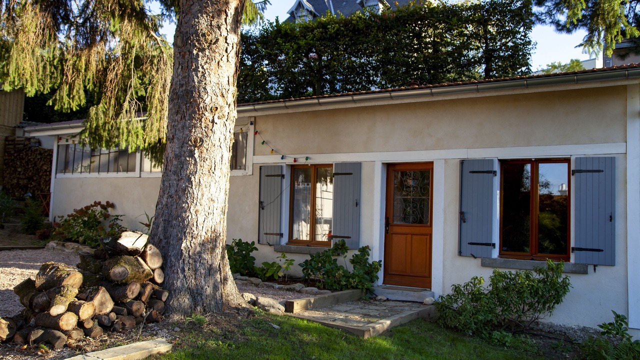 Photo of Buildings in Feuillat Desgenettes