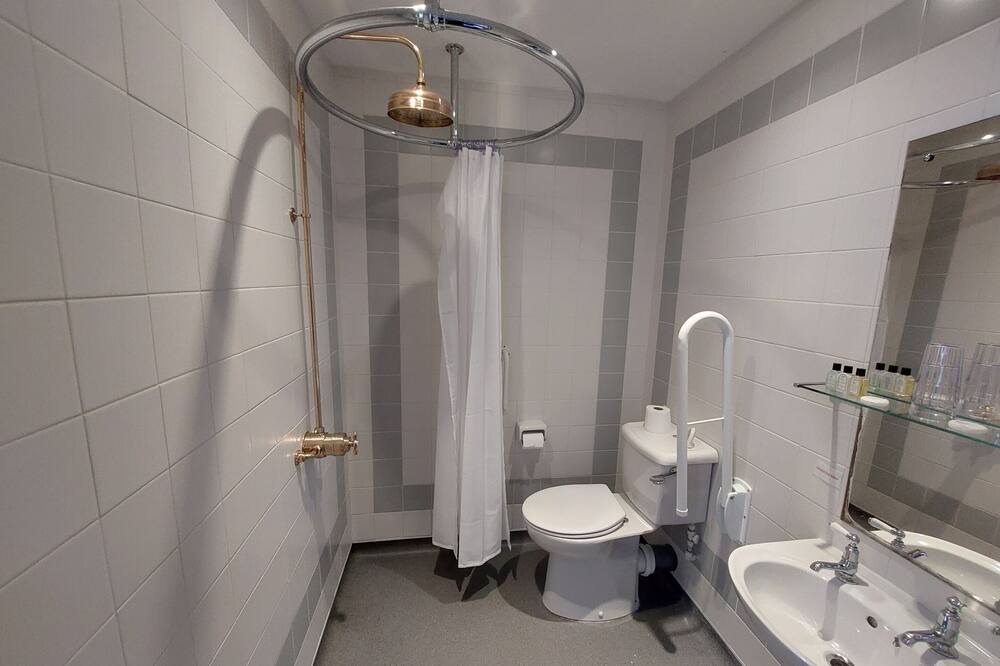 Photo of Bathroom in Moggerhanger