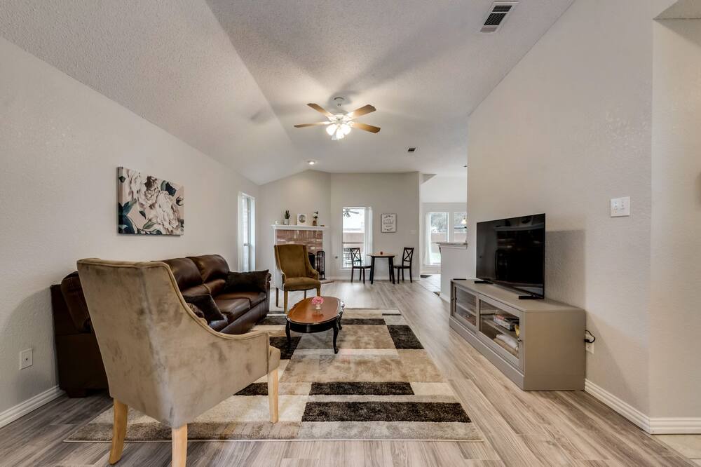 Photo of Livingroom in Rowlett