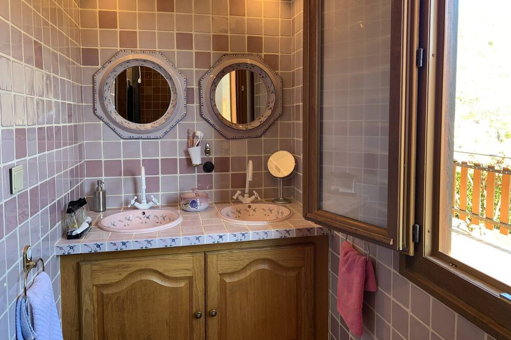 Photo of Bathroom in Joncelets