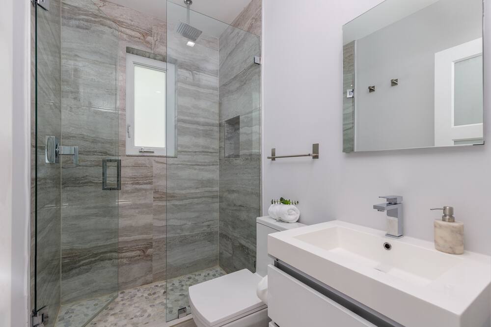 Photo of Bathroom in Colee Hammock