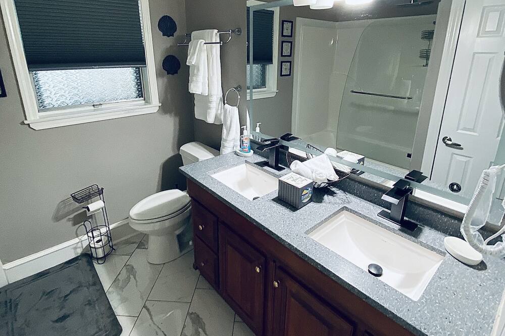 Photo of Bathroom in Pine Bluff
