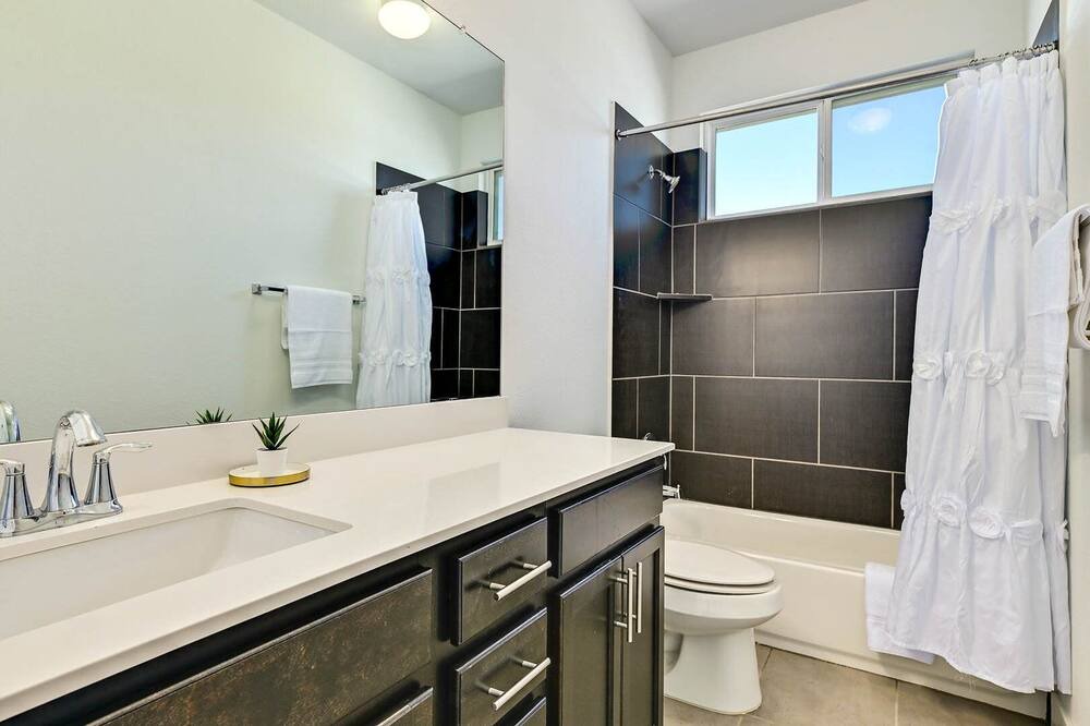 Photo of Bathroom in Montopolis