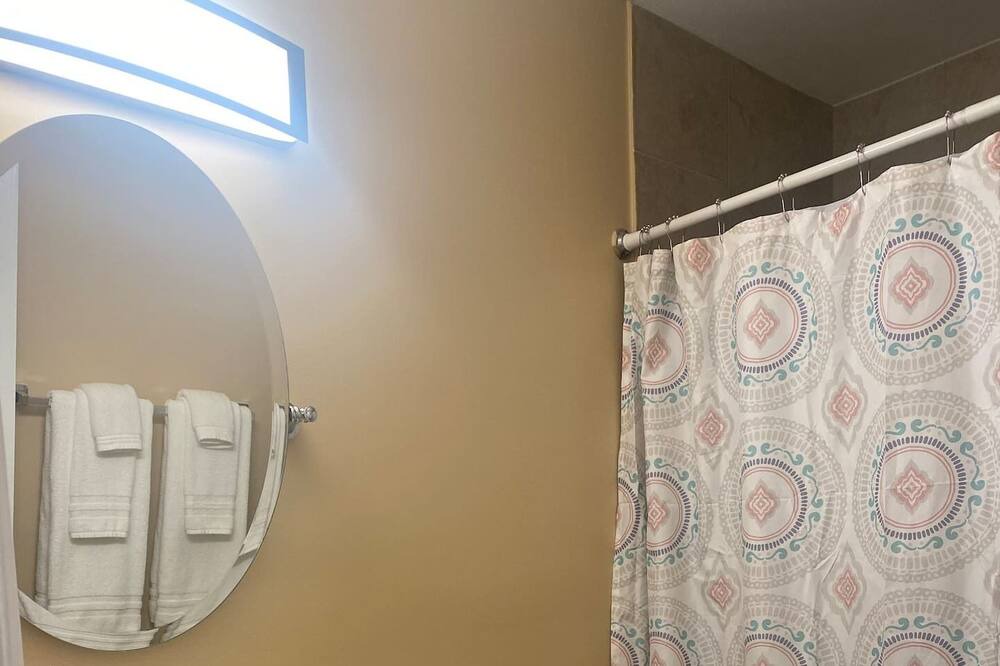 Photo of Bathroom in Lake Worth Corridor