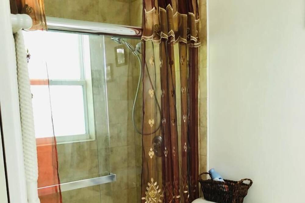 Photo of Bathroom in Joel