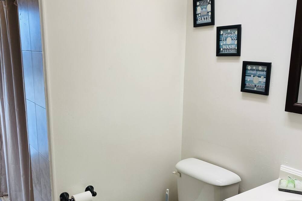 Photo of Bathroom in Joel