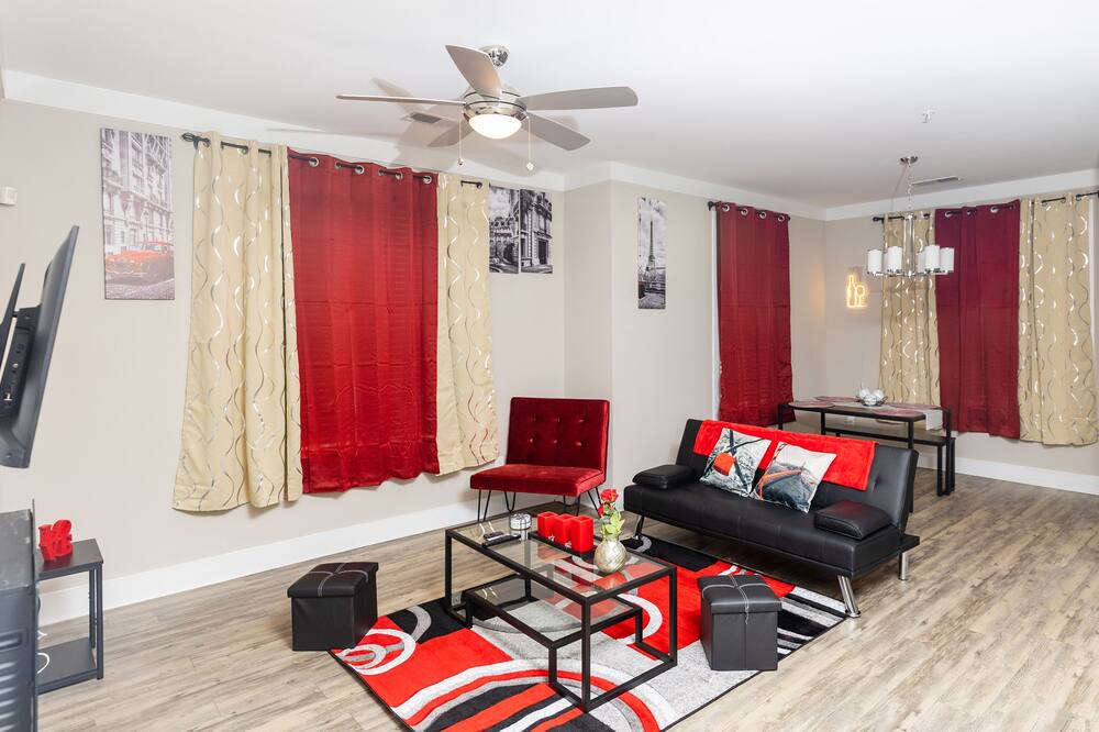 Photo of Livingroom in Northeast Raleigh