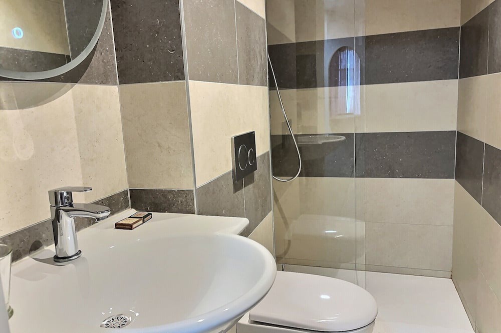 Photo of Bathroom in Quartier des Grandes-Carrieres