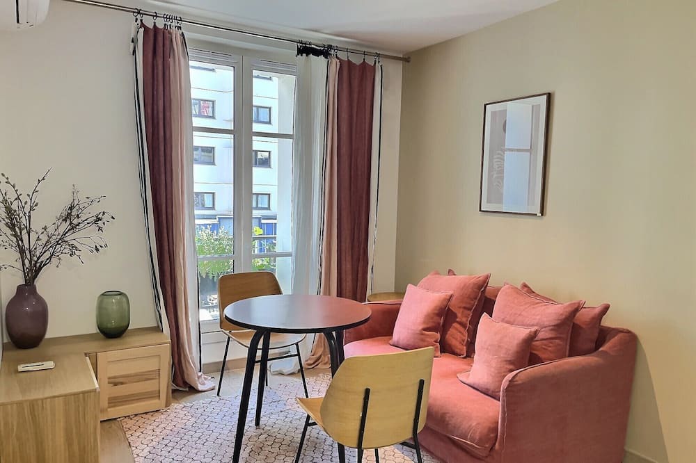 Photo of Livingroom in Quartier des Grandes-Carrieres