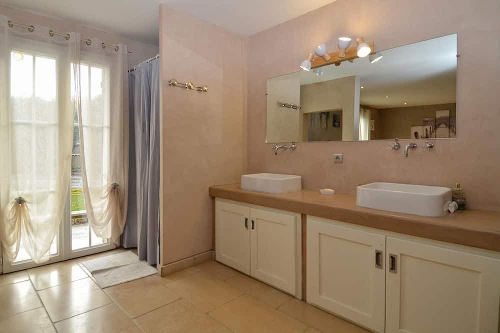 Photo of Bathroom in Saint-Paulet-de-Caisson