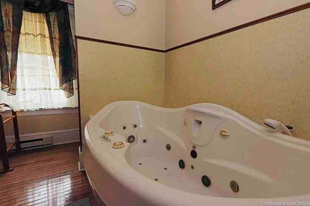 Photo of Bathroom in Ste Genevieve