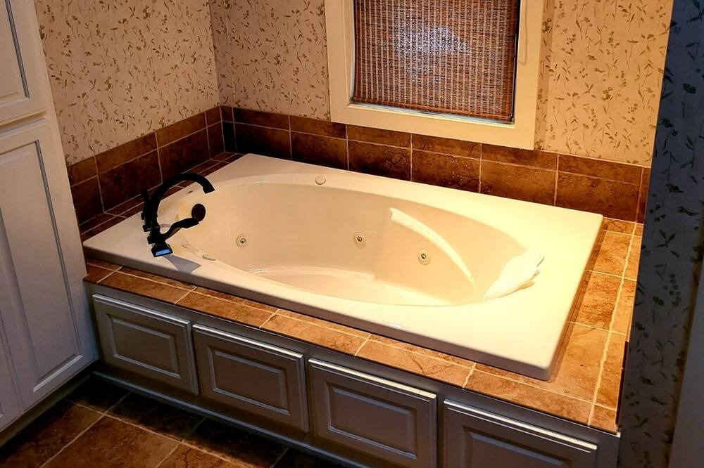 Photo of Bathroom in Pangburn