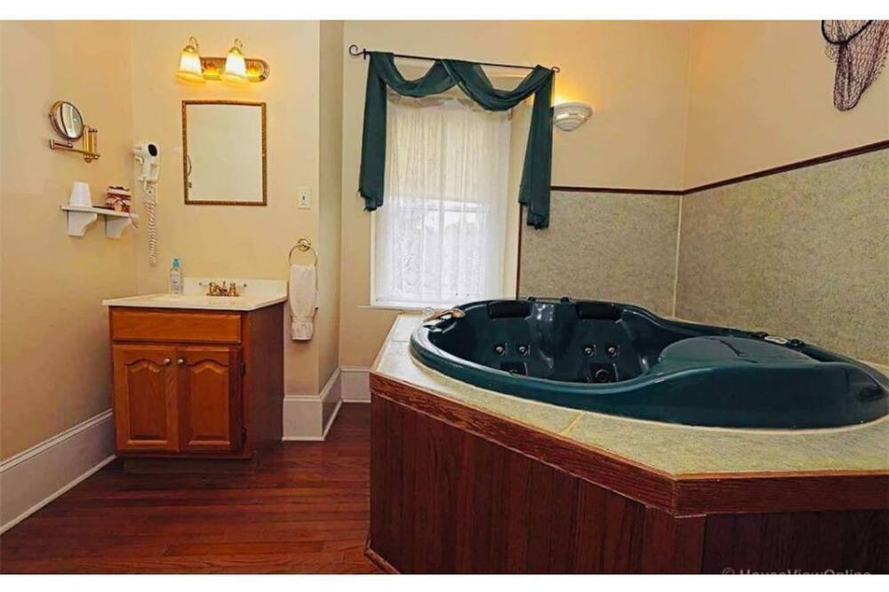Photo of Bathroom in Ste Genevieve