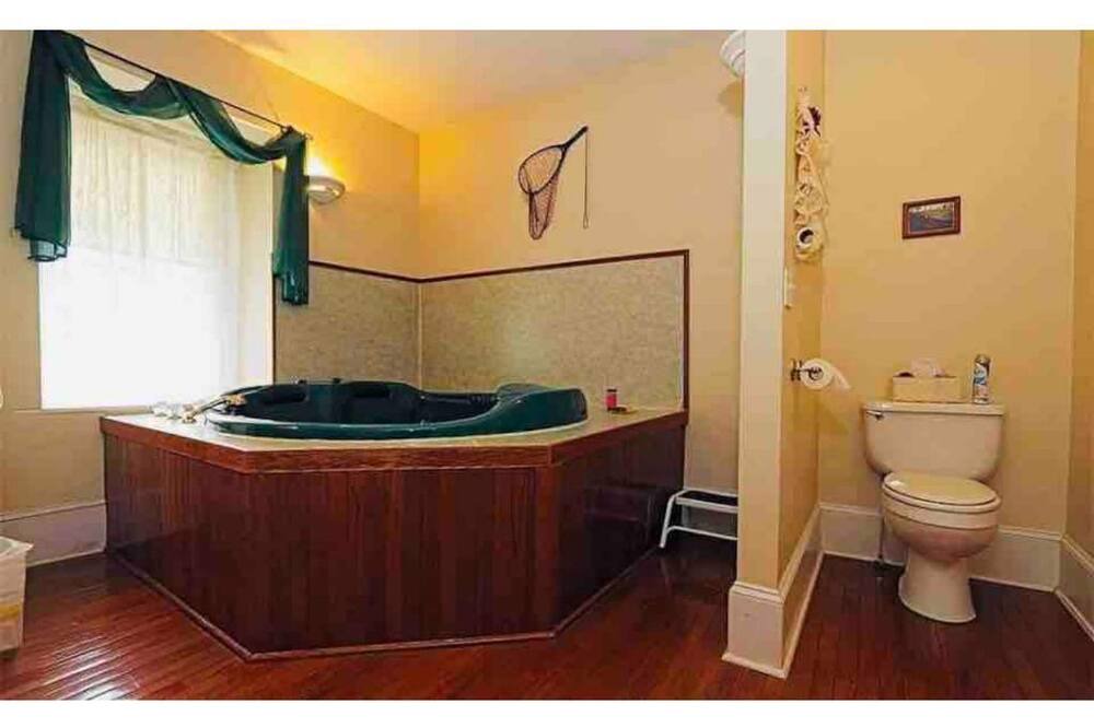 Photo of Bathroom in Ste Genevieve