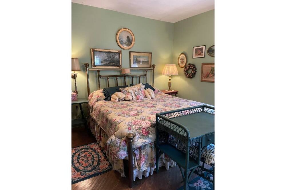 Photo of Bedroom in Hollowville
