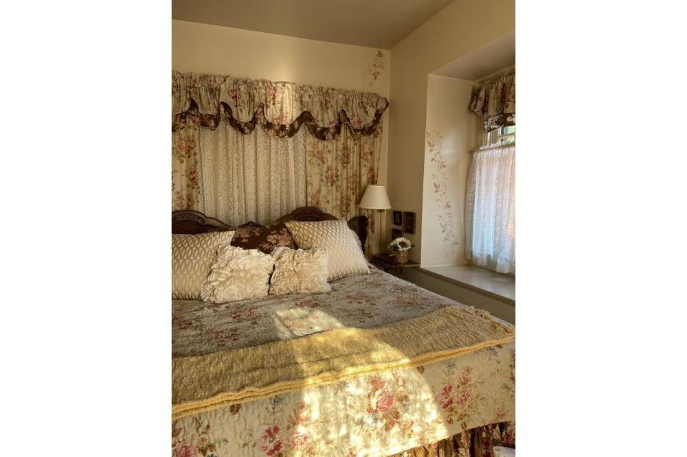 Photo of Bedroom in Hollowville