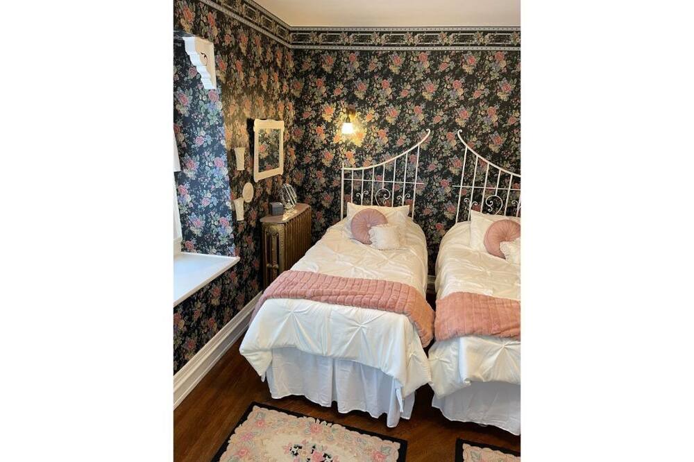 Photo of Bedroom in Hollowville