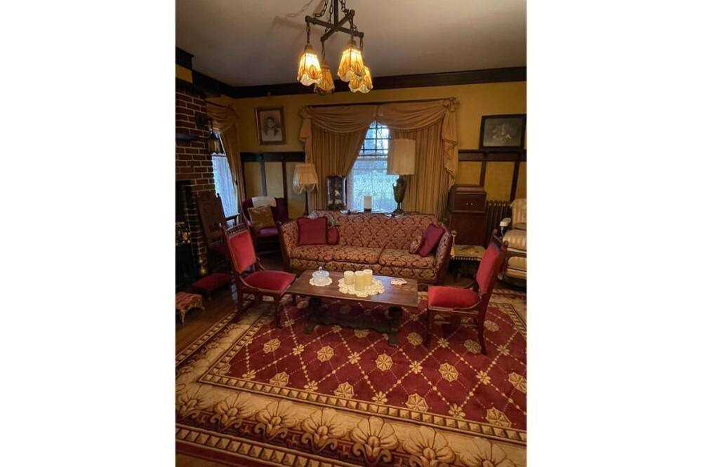 Photo of Livingroom in Hollowville