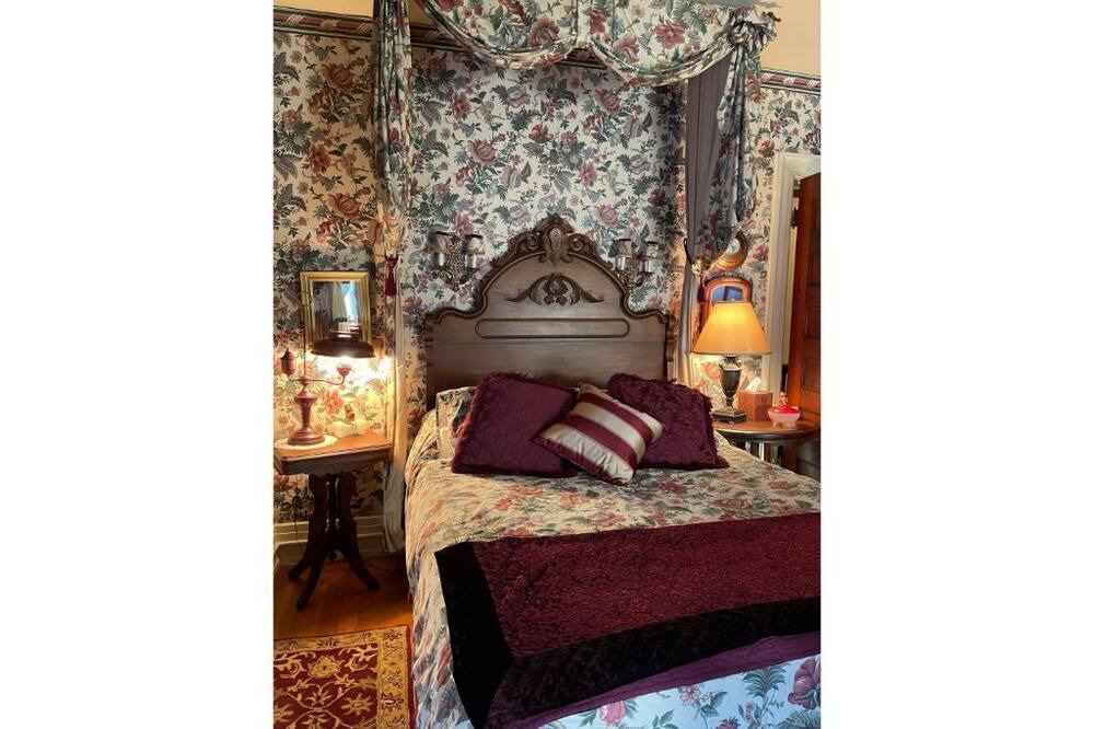 Photo of Bedroom in Hollowville