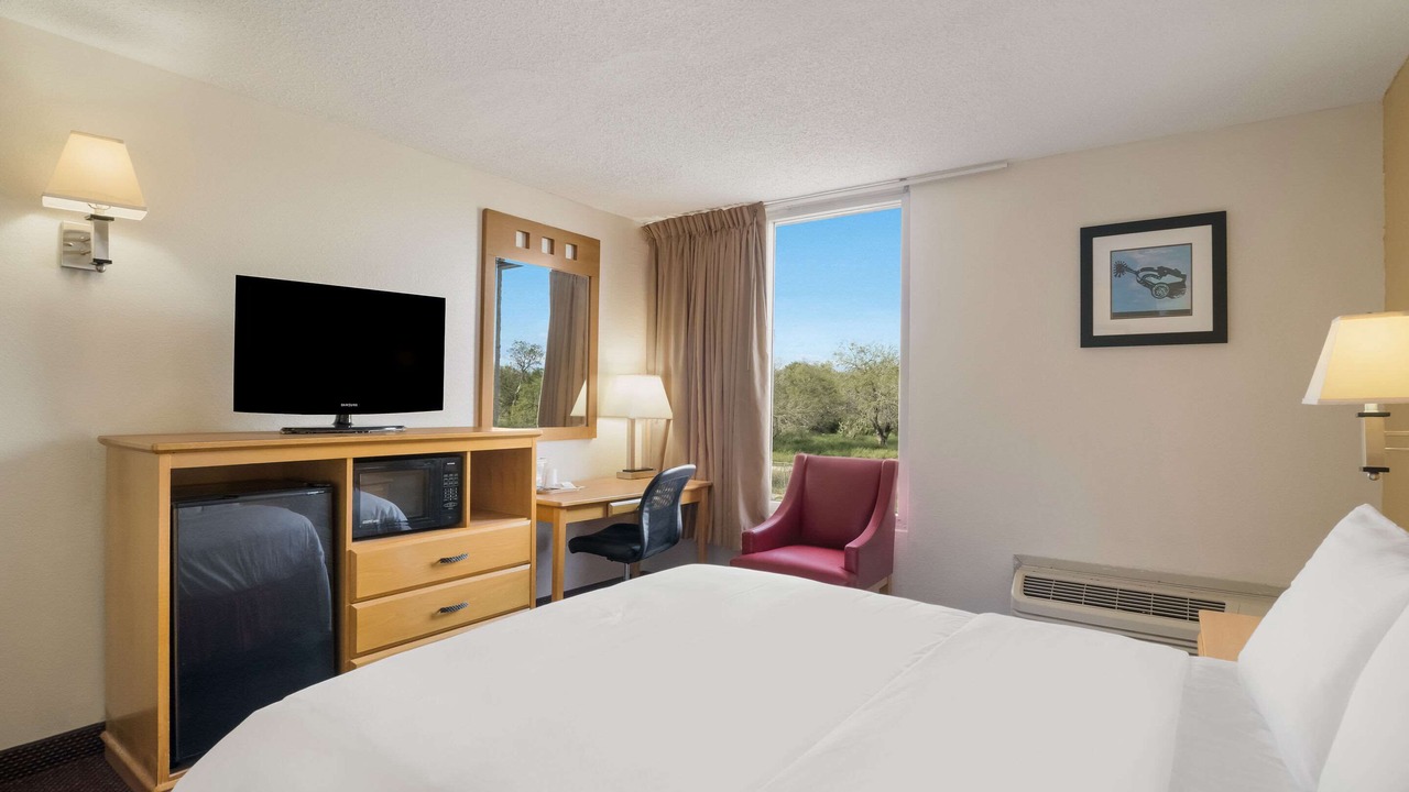 Photo of Bedroom in Alice