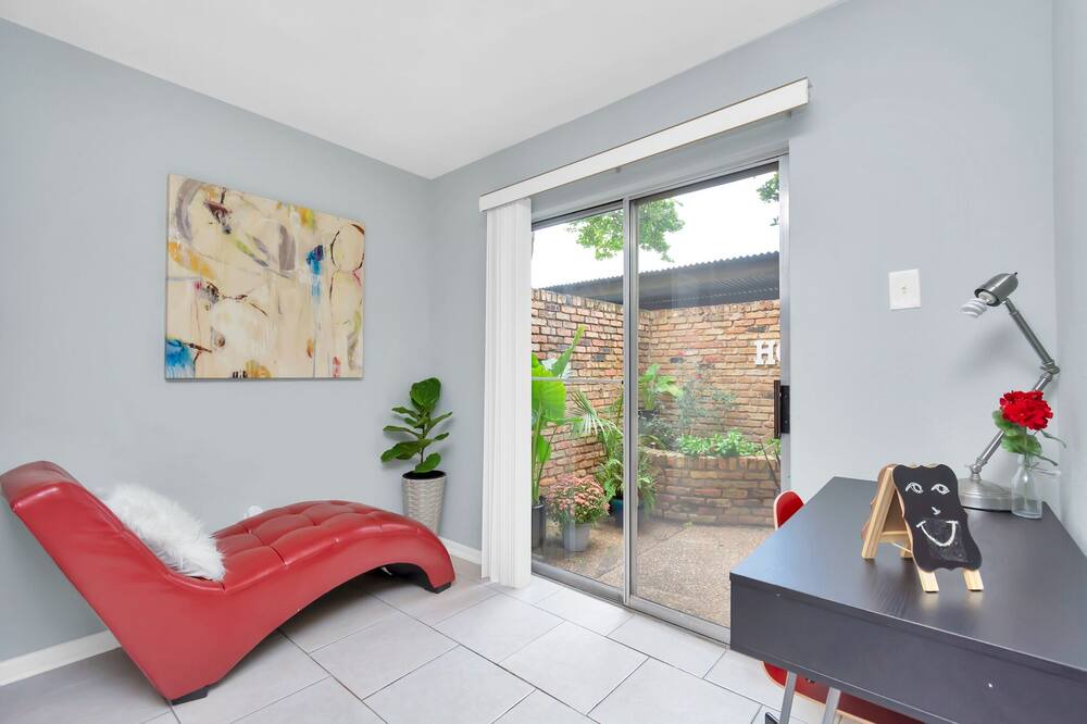 Photo of Livingroom in Greenway Plaza-Upper Kirby