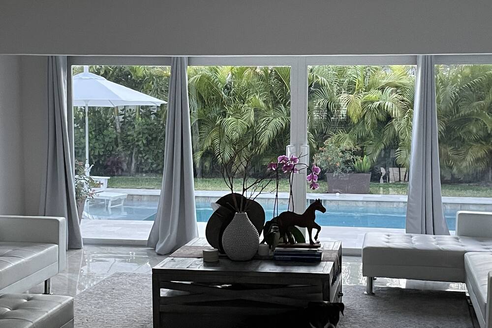 Photo of Livingroom in Central Corals
