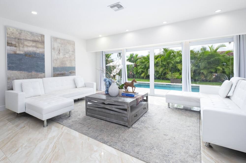 Photo of Livingroom in Central Corals