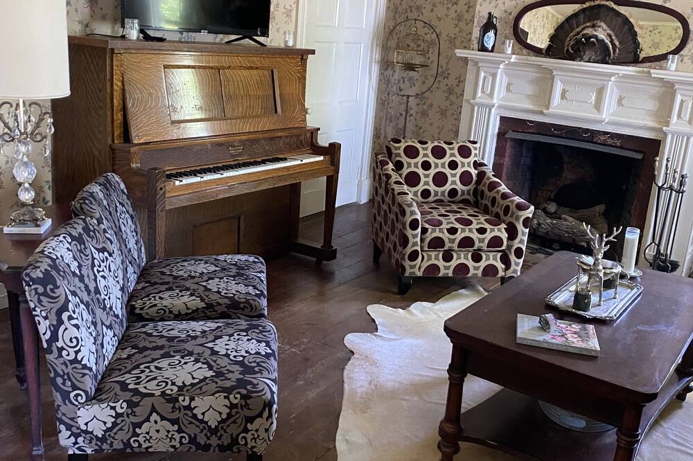 Photo of Livingroom in Seneca Falls