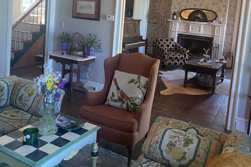 Photo of Livingroom in Seneca Falls