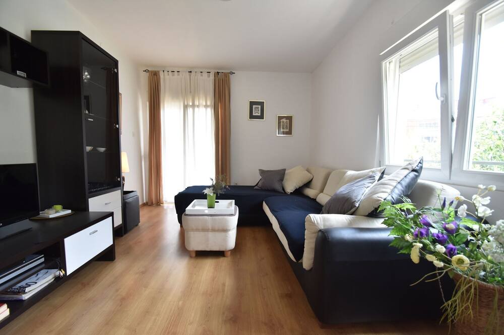 Photo of Livingroom in Cove Parja