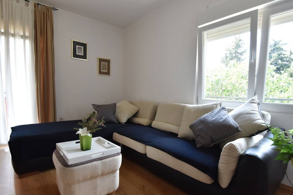 Photo of Livingroom in Cove Parja
