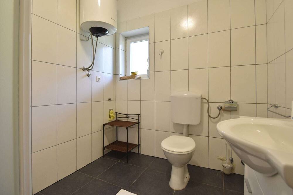 Photo of Bathroom in Cove Parja