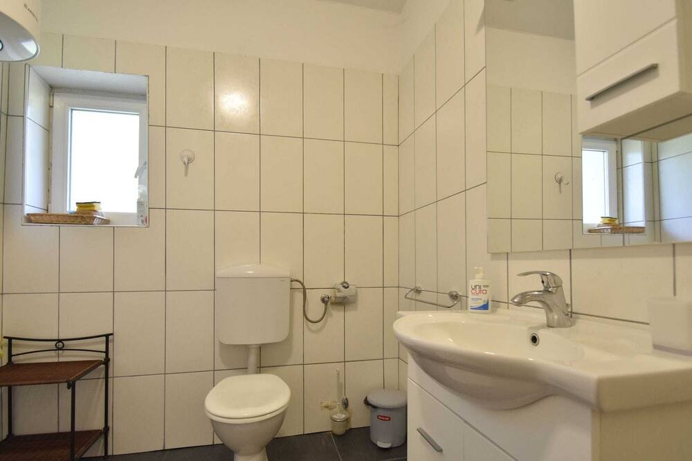 Photo of Bathroom in Cove Parja