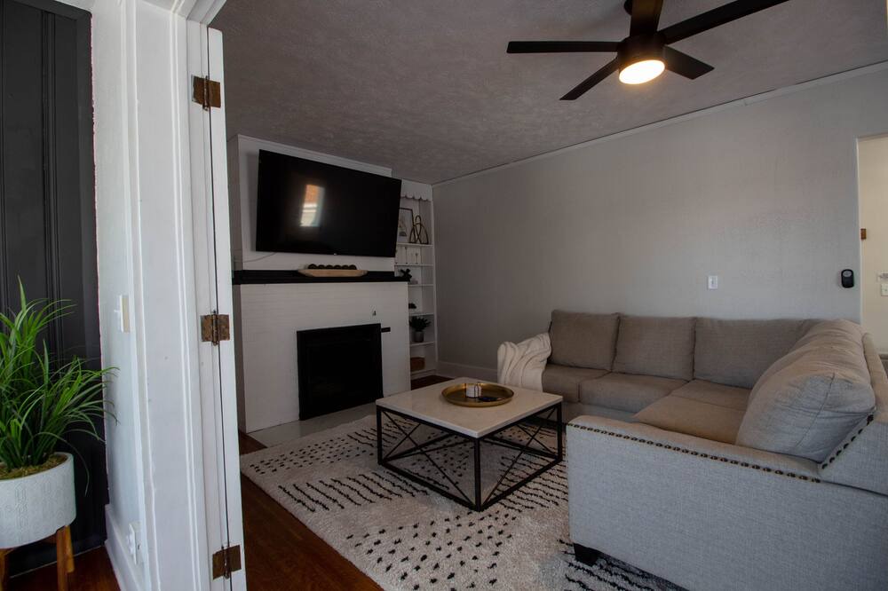 Photo of Livingroom in Midtown