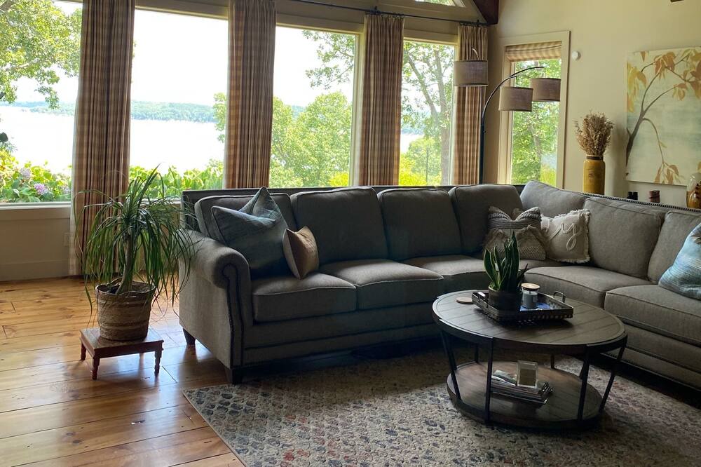 Photo of Livingroom in Proctor