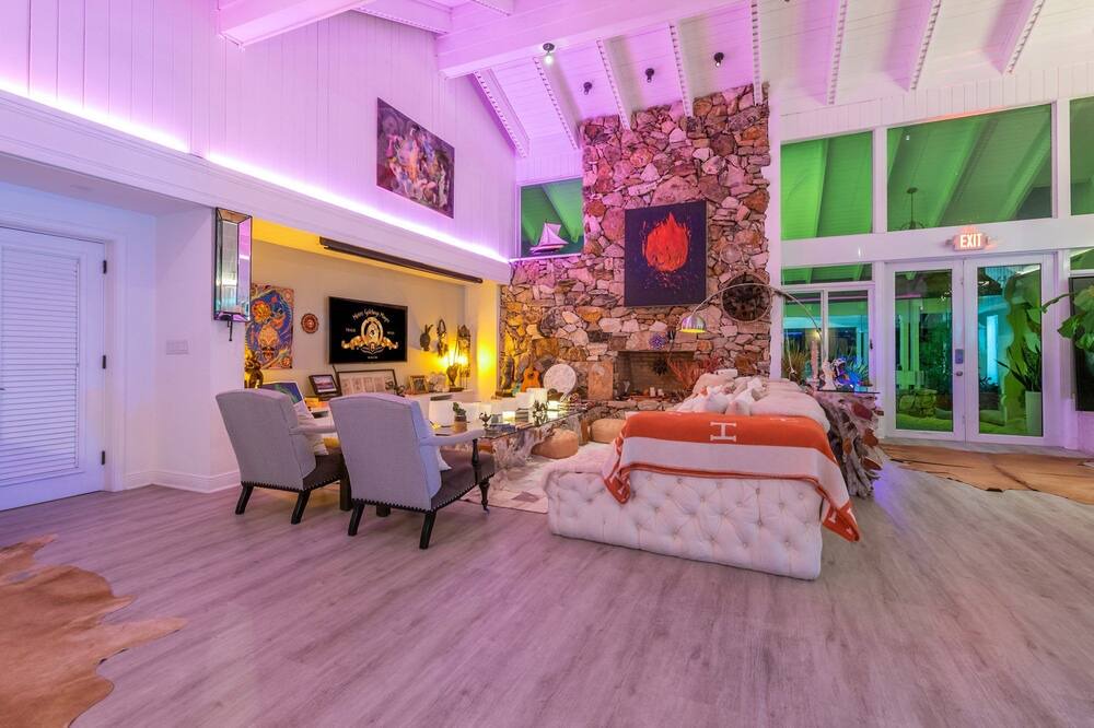 Photo of Livingroom in North Bay Village