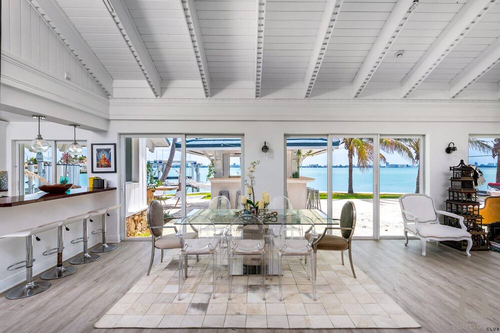Photo of Livingroom in North Bay Village