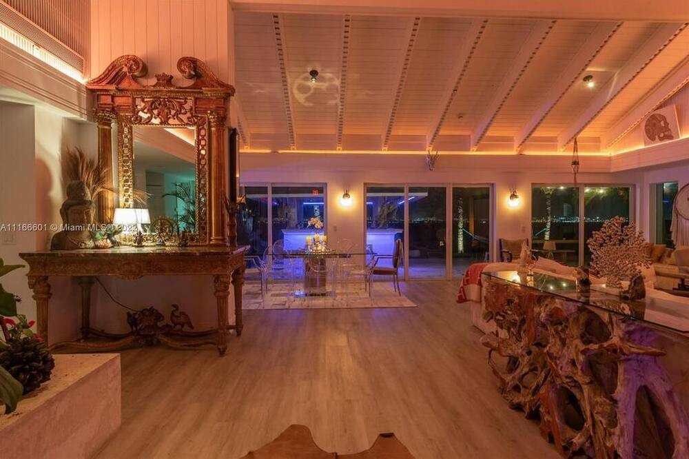 Photo of Livingroom in North Bay Village