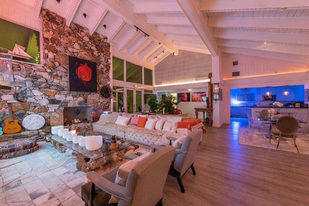 Photo of Livingroom in North Bay Village
