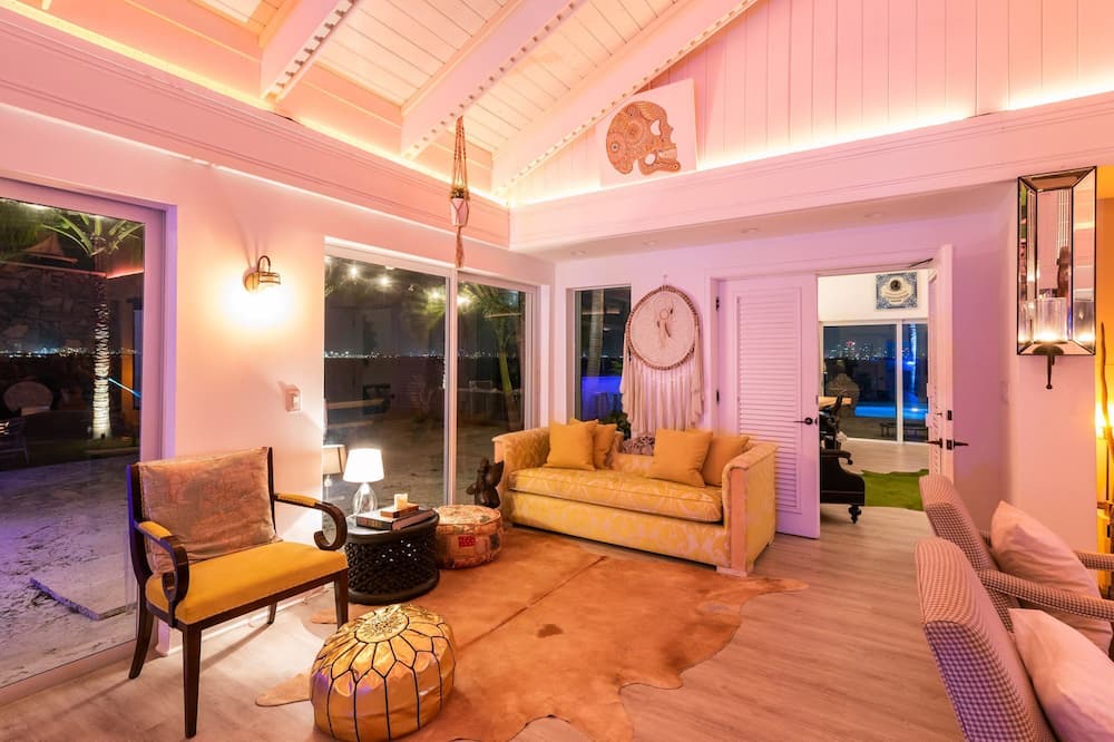 Photo of Livingroom in North Bay Village