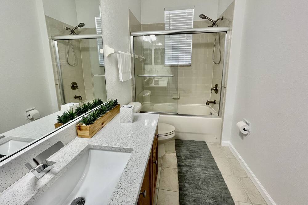 Photo of Bathroom in Trafalgar Village