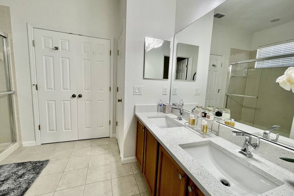 Photo of Bathroom in Trafalgar Village