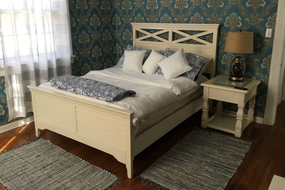 Photo of Bedroom in Colonial Heights