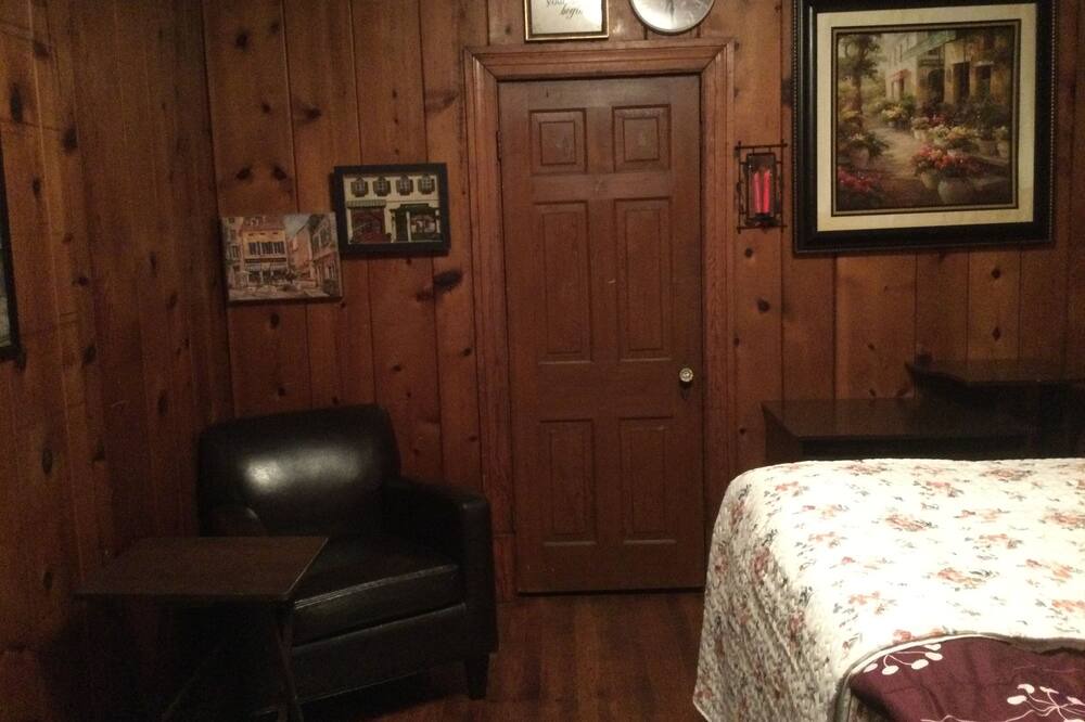 Photo of Bedroom in Colonial Heights