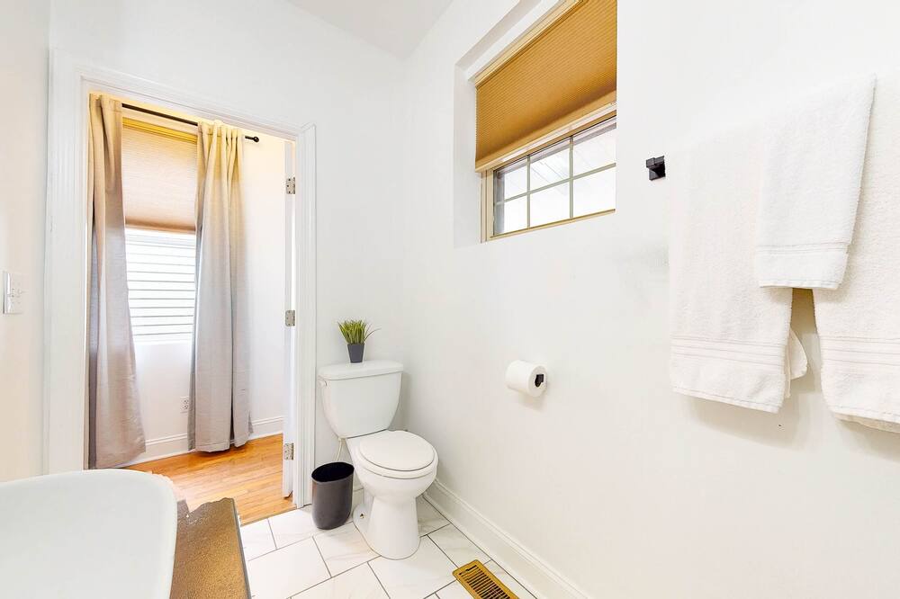 Photo of Bathroom in Smoketown Jackson