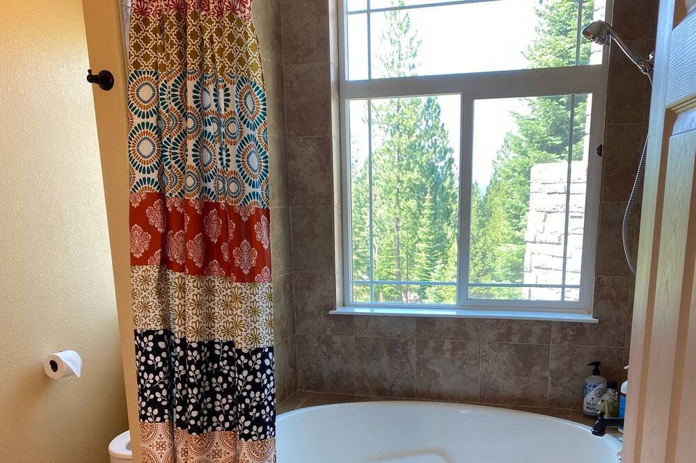 Photo of Bathroom in Crescent