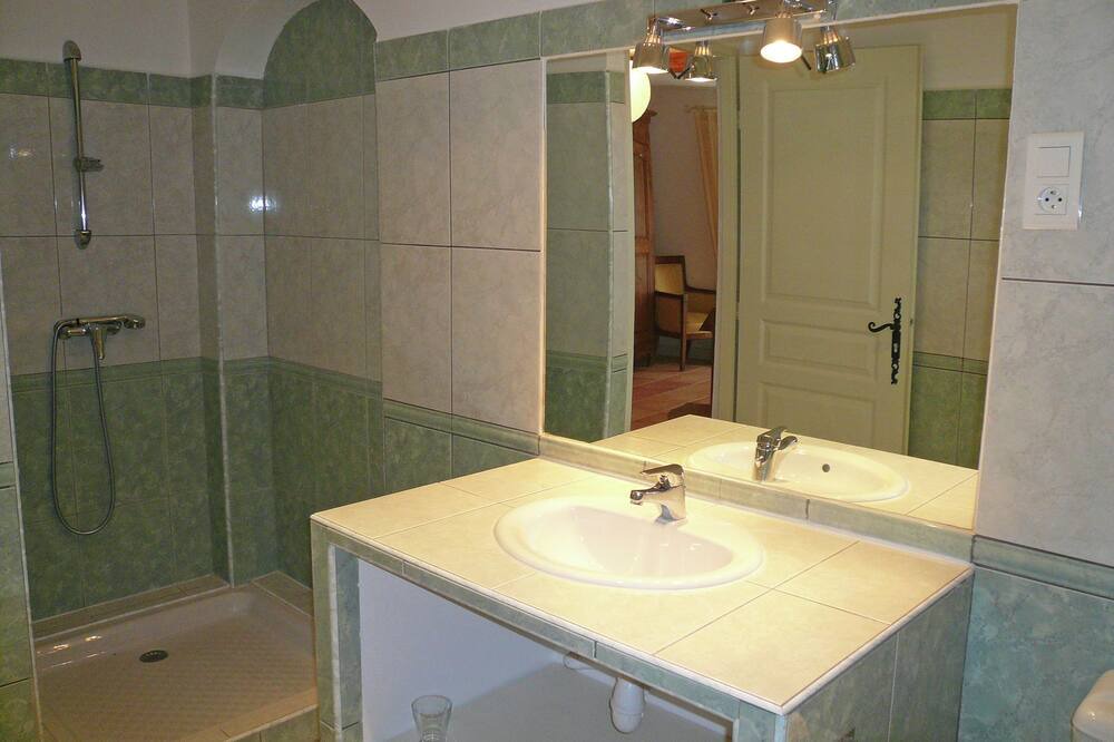 Photo of Bathroom in Gaja-et-Villedieu